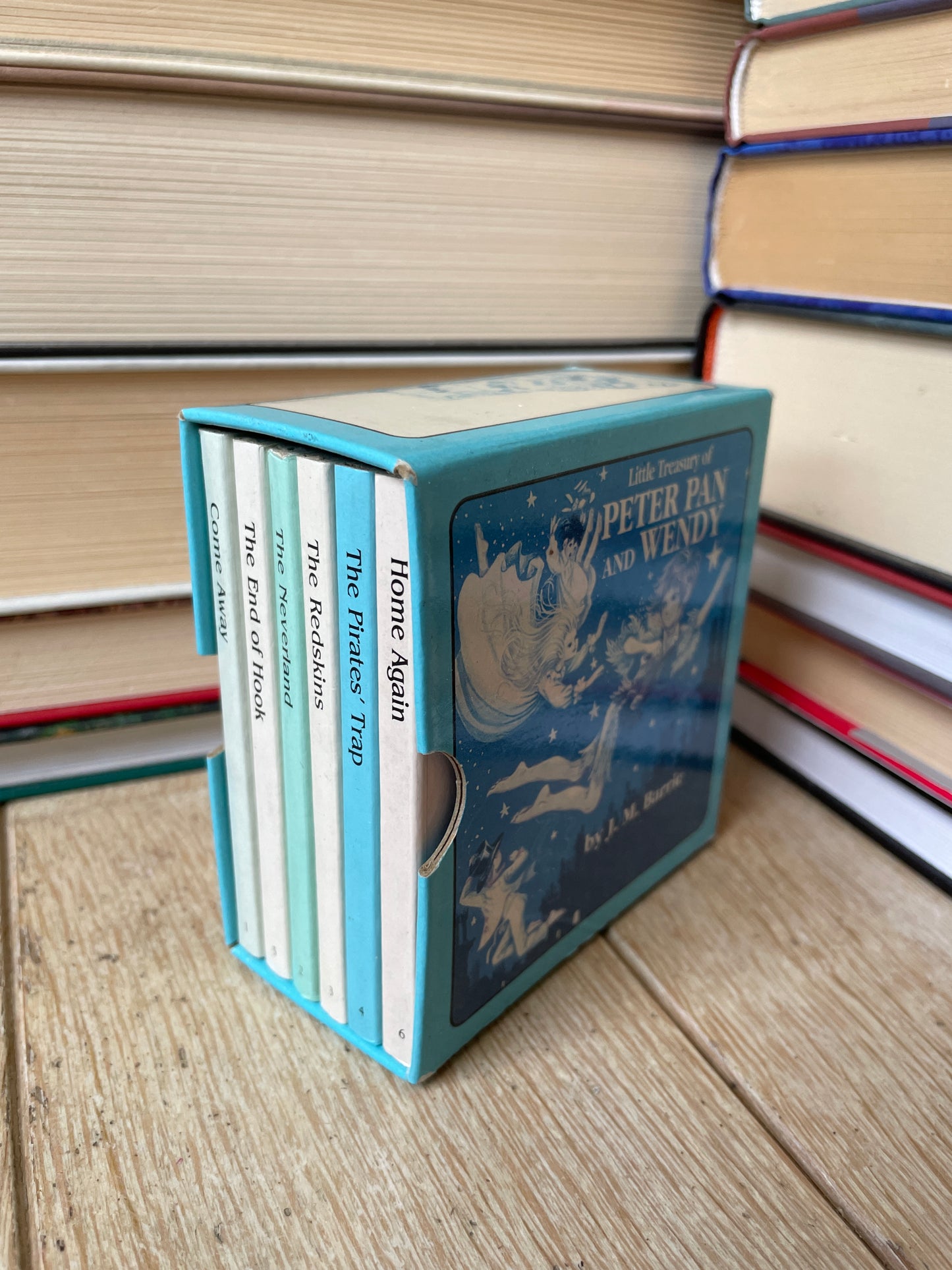 J. M. Barrie - Little Treasury of Peter Pan and Wendy