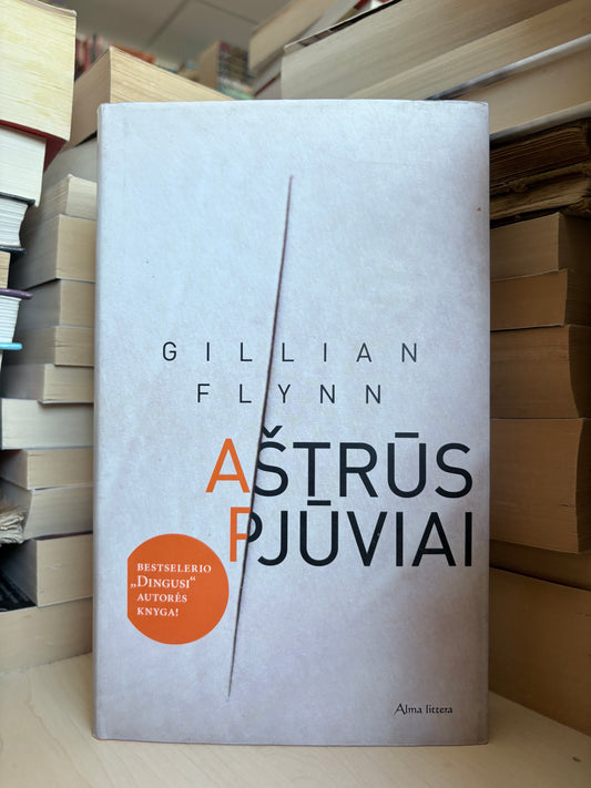 Gillian Flynn - ,,Aštrūs pjūviai"
