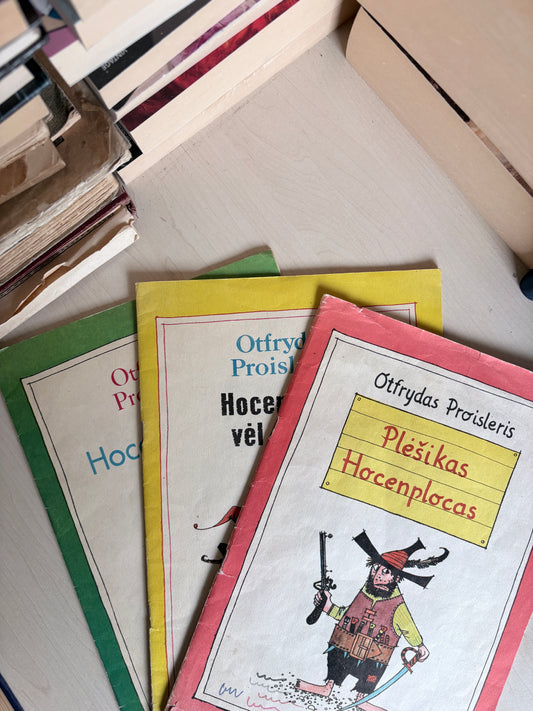 Otfrydas Proisleris - ,,Plėšikas Hocenplocas", ,,Hocenplocas vėl laisvas", ,,Hocenplocas 3"